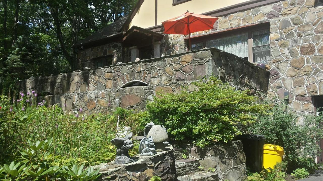 Maurrocks - A Pocono Mountains Bed and breakfast